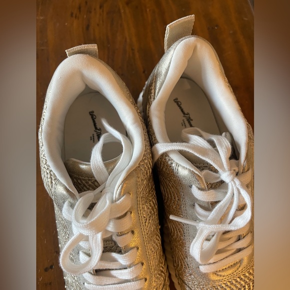 NEW Gold weave wedge/platform sneakers Universal Threads size 9.5 - Picture 8 of 14
